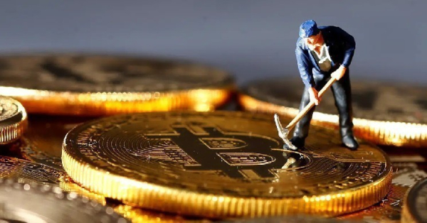 Bitcoin Miners' Daily Income Drops to Three-Month Low! Is Selling Pressure Coming? Here Are the Details