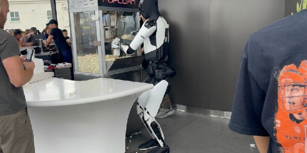 Tesla’s Retro Diner Opens in Los Angeles with Burgers, Big Screens and Angry Neighbors